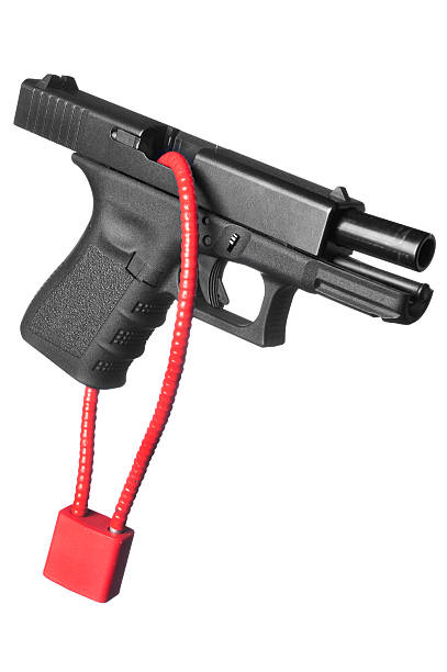 Rokas pistoles šaujamierocis ir bloķēts ar drošības kabeli, lai neviens nevarētu izšaut ieroci.